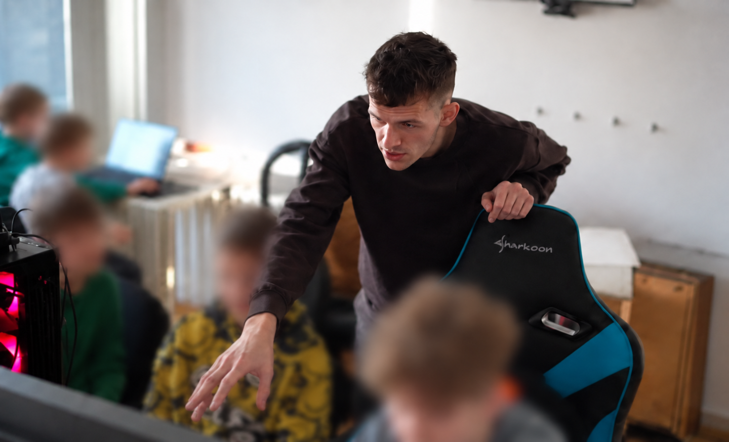 Regisseur_ erklärt Kindern am Rechner das Bauen in Minecraft